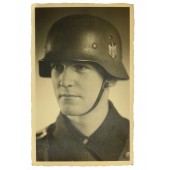 Wehrmachtin sotilas, jolla on kypärä päässään
